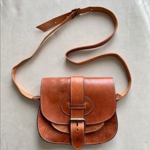 Crossbody leather saddle bag from Morocco cognac